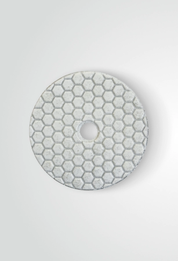 Na zdjęciu widoczny jest diamentowy dysk polerski P100, z rzepem na tylnej powierzchni, służący do wstępnego wygładzania krawędzi i powierzchni gresu, ceramiki oraz kamienia.