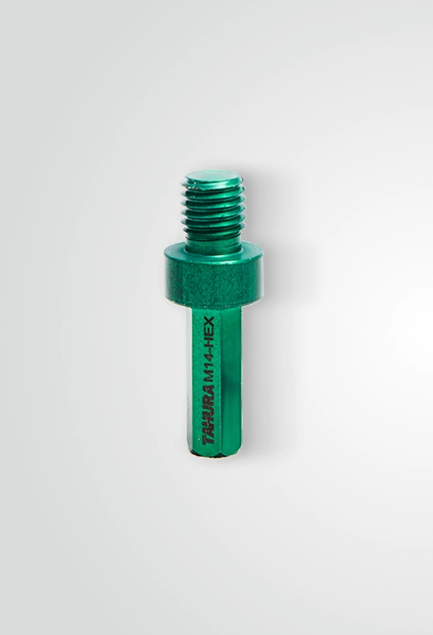 Na zdjęciu widoczny jest metalowy adapter z gwintem M14, służący do mocowania otwornic diamentowych do gresu na wiertarkach lub szlifierkach. Adapter do otwornic diamentowych do gresu M14