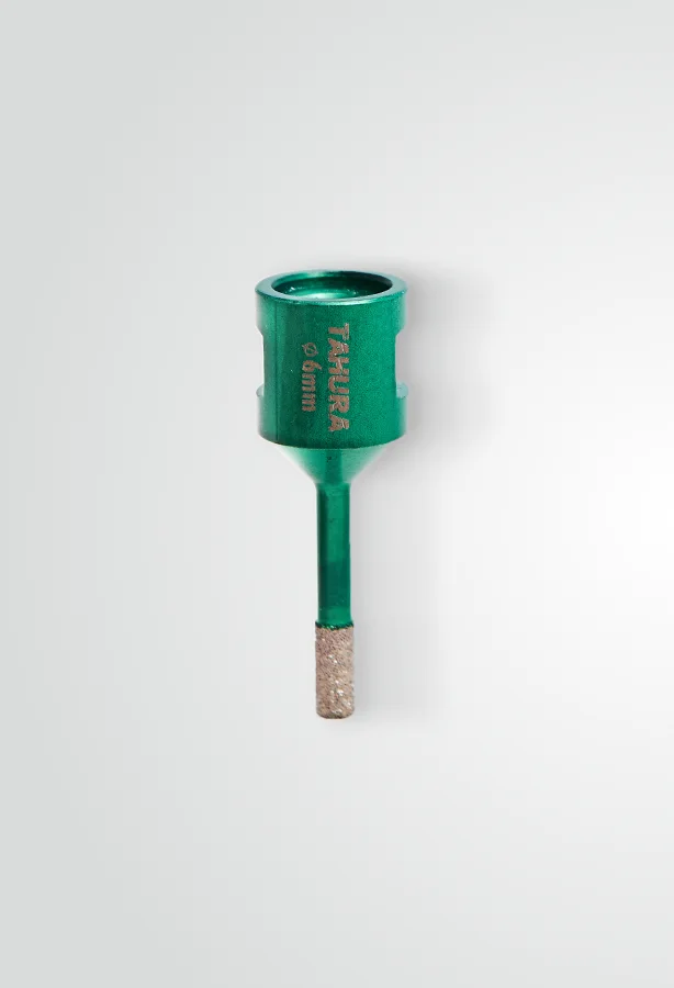 Na zdjęciu widoczna jest otwornica diamentowa do gresu 6 mm, przeznaczona do precyzyjnego wiercenia w twardych materiałach, takich jak gres.